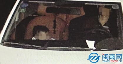 漳州市区龙文塔路口监控显示，董某儿子坐在副驾驶位置